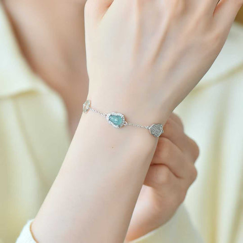Gelang perak sterling 35006#925 bertatahkan cabochon giok biru berbentuk labu dengan zirkon. Desainnya unik dan modis, gioknya hangat dan lembut, dan gelangnya menarik perhatian. Spesifikasi: (6*8) Termasuk ongkos kirim dan pajak.