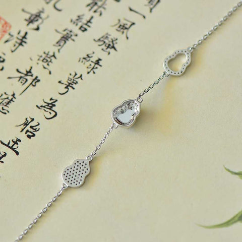 Gelang perak sterling 35006#925 bertatahkan cabochon giok biru berbentuk labu dengan zirkon. Desainnya unik dan modis, gioknya hangat dan lembut, dan gelangnya menarik perhatian. Spesifikasi: (6*8) Termasuk ongkos kirim dan pajak.