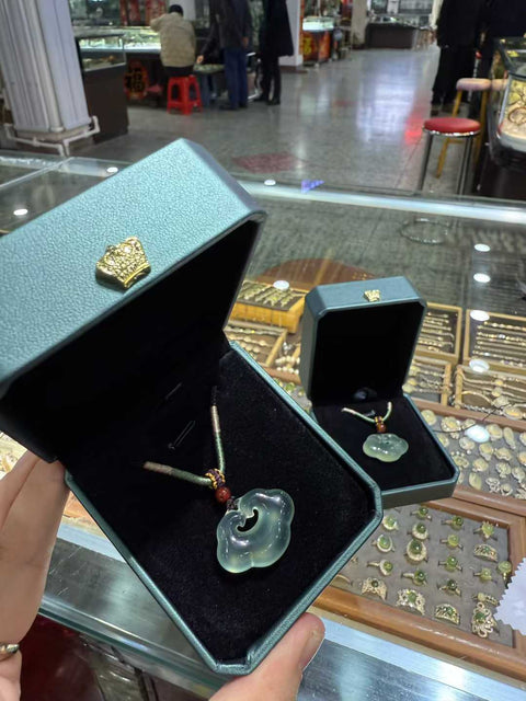 Kunci Ruyi Awan Keberuntungan Giok Xiuyan - Semoga panjang umur, sehat walafiat, dan bahagia. Ukuran: 21x28mm. Biaya kirim dan pajak sudah termasuk.