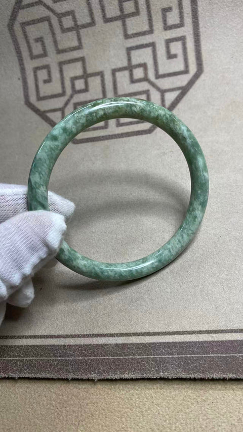Gelang giok Xiuyan yang indah dengan warna hijau tua berminyak, diameter dalam: 64,5 mm. Semua batu terbentuk secara alami. Biaya kirim dan pajak sudah termasuk.