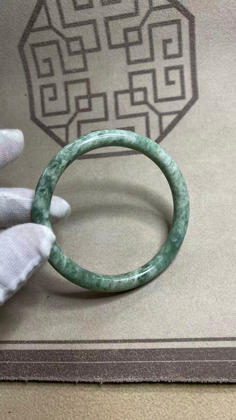 Gelang giok Xiuyan yang indah dengan warna hijau tua berminyak, diameter dalam: 64,5 mm. Semua batu terbentuk secara alami. Biaya kirim dan pajak sudah termasuk.