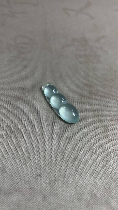 Lucky Bean: Liontin giok Xiuyan yang indah, biru langit-hijau, dimensi: 29 x 10 mm, termasuk biaya pengiriman dan pajak.