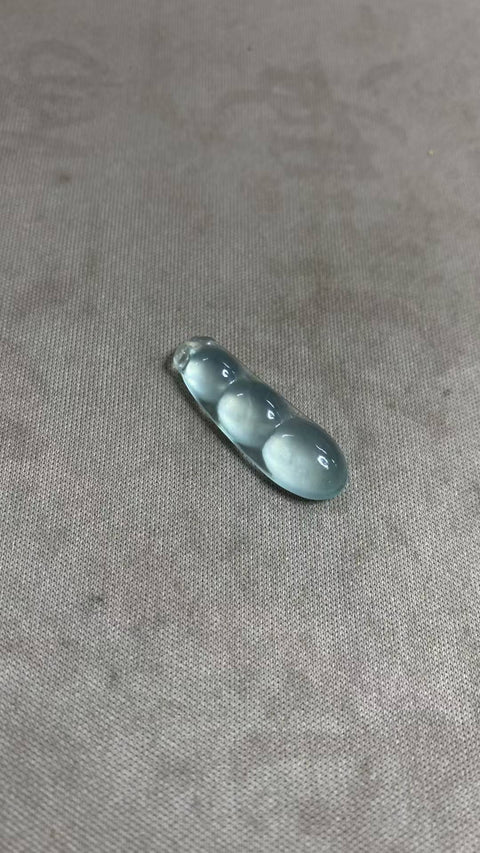 Lucky Bean: Liontin giok Xiuyan yang indah, biru langit-hijau, dimensi: 29 x 10 mm, termasuk biaya pengiriman dan pajak.
