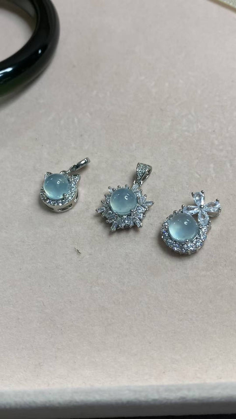 Liontin klavikula giok Xiuyan yang indah—biru kehijauan langit, tatahan perak berlapis elektro yang indah, ukuran cabochon: 8 mm, termasuk ongkos kirim dan pajak.
