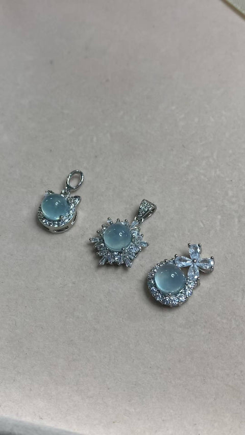 Liontin klavikula giok Xiuyan yang indah—biru kehijauan langit, tatahan perak berlapis elektro yang indah, ukuran cabochon: 8 mm, termasuk ongkos kirim dan pajak.