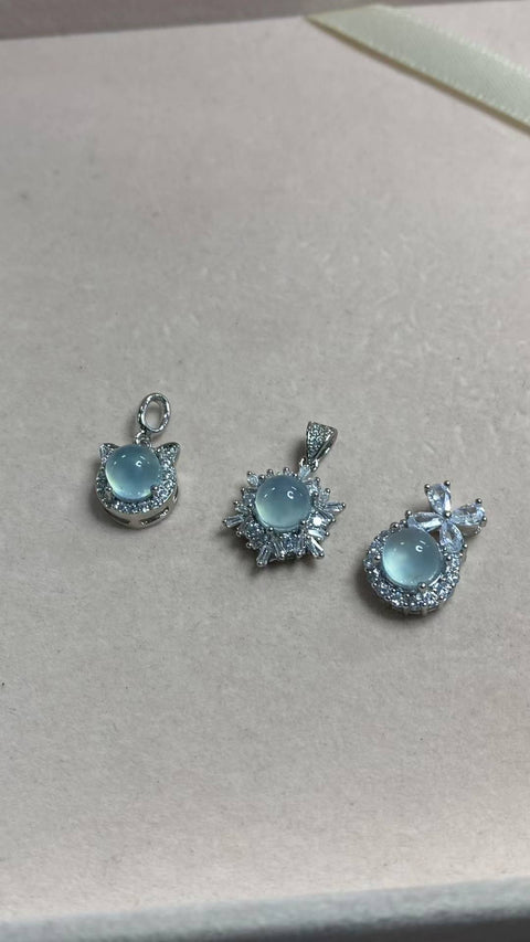 Liontin klavikula giok Xiuyan yang indah—biru kehijauan langit, tatahan perak berlapis elektro yang indah, ukuran cabochon: 8 mm, termasuk ongkos kirim dan pajak.