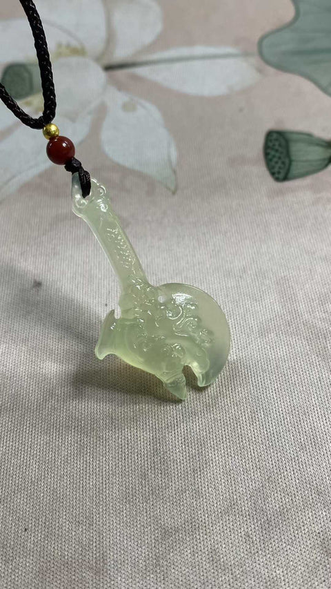 Jimat giok Xiuyan berbentuk kapak yang indah, melambangkan keberuntungan dan berkah. Dapat digunakan sebagai jimat, liontin, gantungan kunci, rantai tas, dll. Dimensi: 45 x 24 mm. Harga sudah termasuk ongkos kirim dan pajak.