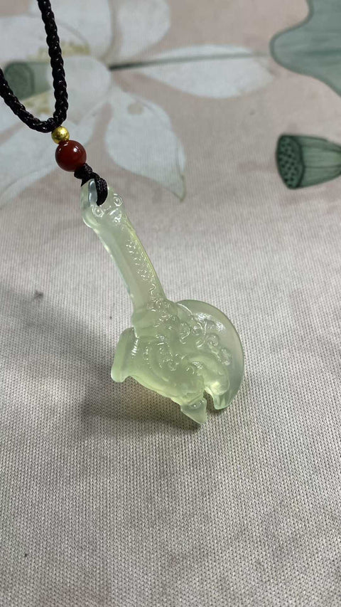 Jimat giok Xiuyan berbentuk kapak yang indah, melambangkan keberuntungan dan berkah. Dapat digunakan sebagai jimat, liontin, gantungan kunci, rantai tas, dll. Dimensi: 45 x 24 mm. Harga sudah termasuk ongkos kirim dan pajak.