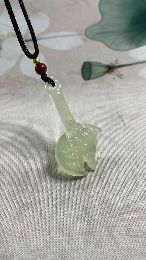 Jimat giok Xiuyan berbentuk kapak yang indah, melambangkan keberuntungan dan berkah. Dapat digunakan sebagai jimat, liontin, gantungan kunci, rantai tas, dll. Dimensi: 45 x 24 mm. Harga sudah termasuk ongkos kirim dan pajak.