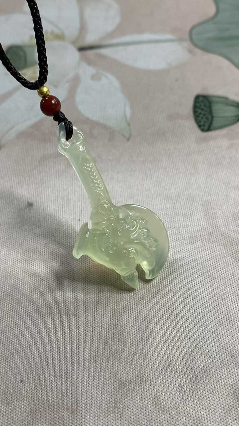 Jimat giok Xiuyan berbentuk kapak yang indah, melambangkan keberuntungan dan berkah. Dapat digunakan sebagai jimat, liontin, gantungan kunci, rantai tas, dll. Dimensi: 45 x 24 mm. Harga sudah termasuk ongkos kirim dan pajak.