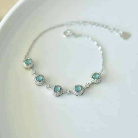 Gelang perak sterling 35004#925 bertatahkan cabochon zirkon giok biru. Desainnya unik dan modis, gioknya hangat dan halus, dan efek keseluruhannya memikat. Spesifikasi giok: (4*4). Biaya pengiriman dan pajak sudah termasuk.