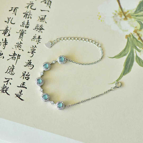 Gelang perak sterling 35004#925 bertatahkan cabochon zirkon giok biru. Desainnya unik dan modis, gioknya hangat dan halus, dan efek keseluruhannya memikat. Spesifikasi giok: (4*4). Biaya pengiriman dan pajak sudah termasuk.