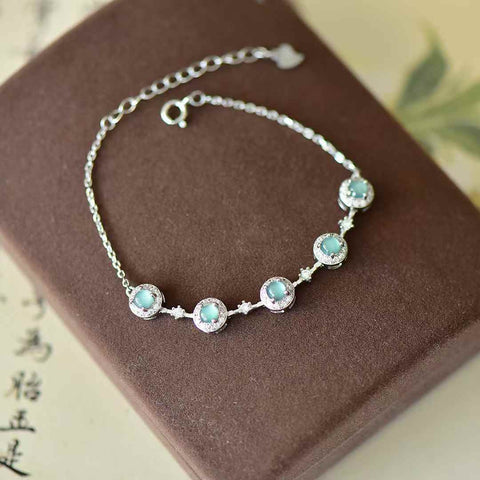 Gelang perak sterling 35004#925 bertatahkan cabochon zirkon giok biru. Desainnya unik dan modis, gioknya hangat dan halus, dan efek keseluruhannya memikat. Spesifikasi giok: (4*4). Biaya pengiriman dan pajak sudah termasuk.