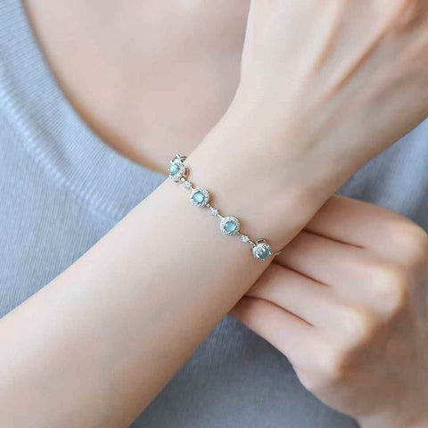 Gelang perak sterling 35004#925 bertatahkan cabochon zirkon giok biru. Desainnya unik dan modis, gioknya hangat dan halus, dan efek keseluruhannya memikat. Spesifikasi giok: (4*4). Biaya pengiriman dan pajak sudah termasuk.