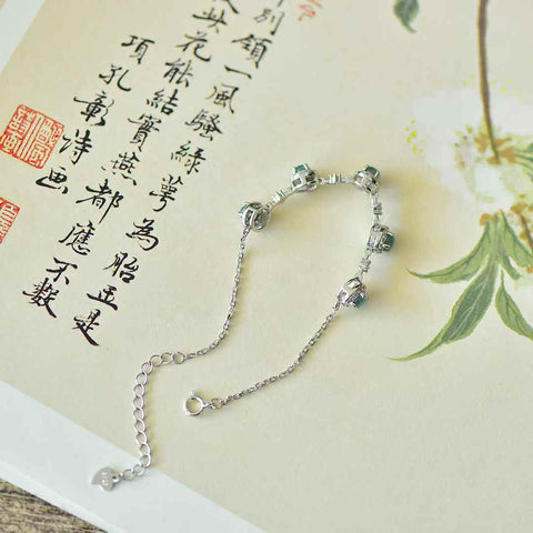 Gelang perak sterling 35004#925 bertatahkan cabochon zirkon giok biru. Desainnya unik dan modis, gioknya hangat dan halus, dan efek keseluruhannya memikat. Spesifikasi giok: (4*4). Biaya pengiriman dan pajak sudah termasuk.