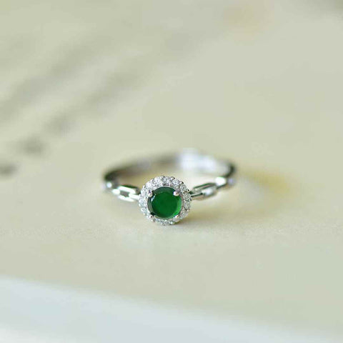 Cincin perak sterling 31011#925 dengan cabochon zirkon jadeite dan tatahan perak polos. Desainnya unik dan modis, gioknya hangat dan halus, serta efeknya memukau. Dimensi jadeite: (5*5). Biaya pengiriman dan pajak sudah termasuk.