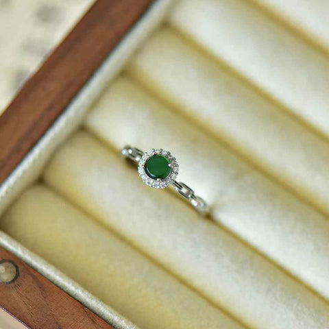 Cincin perak sterling 31011#925 dengan cabochon zirkon jadeite dan tatahan perak polos. Desainnya unik dan modis, gioknya hangat dan halus, serta efeknya memukau. Dimensi jadeite: (5*5). Biaya pengiriman dan pajak sudah termasuk.