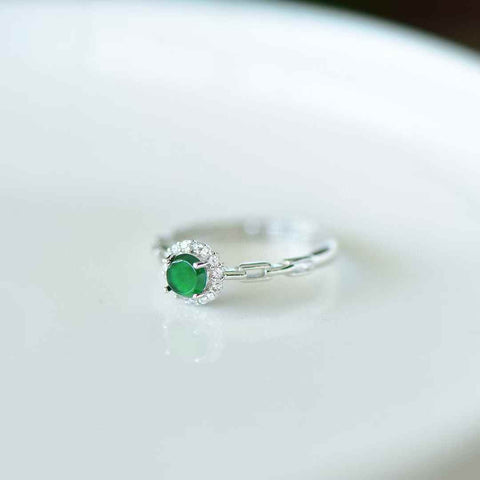 Cincin perak sterling 31011#925 dengan cabochon zirkon jadeite dan tatahan perak polos. Desainnya unik dan modis, gioknya hangat dan halus, serta efeknya memukau. Dimensi jadeite: (5*5). Biaya pengiriman dan pajak sudah termasuk.