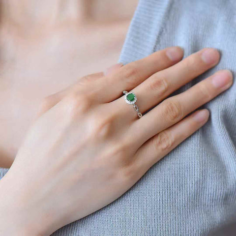 Cincin perak sterling 31011#925 dengan cabochon zirkon jadeite dan tatahan perak polos. Desainnya unik dan modis, gioknya hangat dan halus, serta efeknya memukau. Dimensi jadeite: (5*5). Biaya pengiriman dan pajak sudah termasuk.
