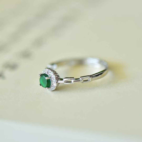 Cincin perak sterling 31011#925 dengan cabochon zirkon jadeite dan tatahan perak polos. Desainnya unik dan modis, gioknya hangat dan halus, serta efeknya memukau. Dimensi jadeite: (5*5). Biaya pengiriman dan pajak sudah termasuk.