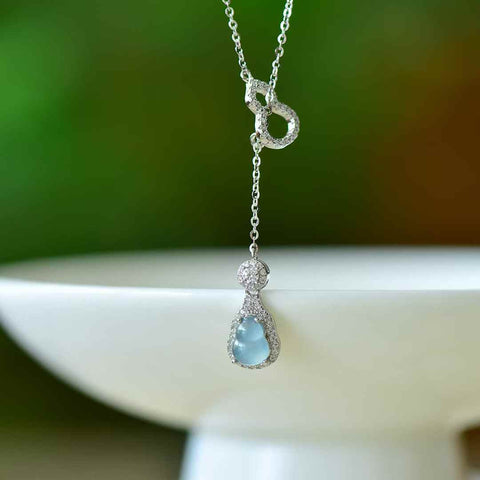 Liontin perak sterling 30011#925 bertatahkan labu giok biru dan zirkon. Desainnya unik dan modis, gioknya hangat dan halus, dan efek pemakaiannya memikat. Spesifikasi giok: (6*8). Biaya pengiriman dan pajak sudah termasuk.