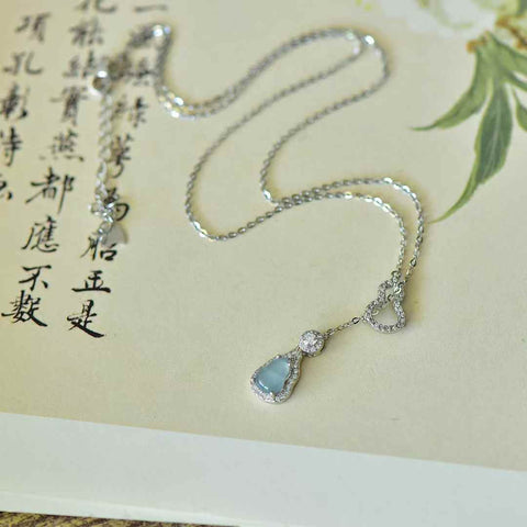 Liontin perak sterling 30011#925 bertatahkan labu giok biru dan zirkon. Desainnya unik dan modis, gioknya hangat dan halus, dan efek pemakaiannya memikat. Spesifikasi giok: (6*8). Biaya pengiriman dan pajak sudah termasuk.