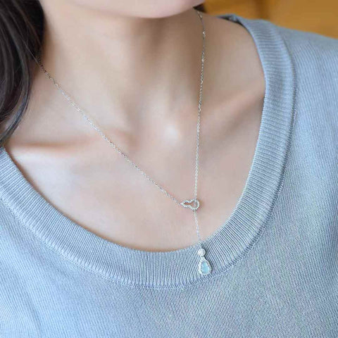 Liontin perak sterling 30011#925 bertatahkan labu giok biru dan zirkon. Desainnya unik dan modis, gioknya hangat dan halus, dan efek pemakaiannya memikat. Spesifikasi giok: (6*8). Biaya pengiriman dan pajak sudah termasuk.