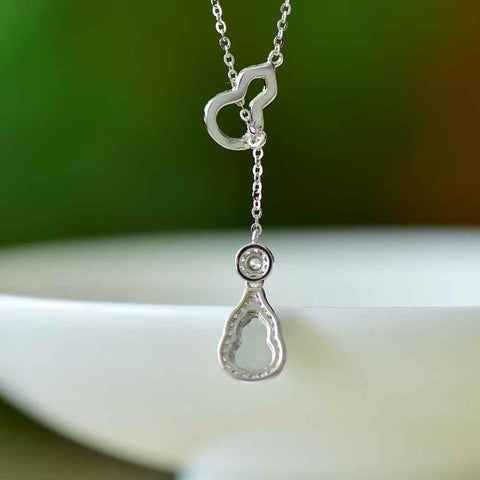 Liontin perak sterling 30011#925 bertatahkan labu giok biru dan zirkon. Desainnya unik dan modis, gioknya hangat dan halus, dan efek pemakaiannya memikat. Spesifikasi giok: (6*8). Biaya pengiriman dan pajak sudah termasuk.