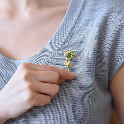 Bros Perak Sterling 925 10888-2# dengan Cabochon Giok Hetian, Kupu-kupu Ruyi, dan Zirkon. Desainnya unik dan modis. Mutiaranya hangat dan lembut. Dimensi mutiara: (10*12). Biaya pengiriman dan pajak sudah termasuk.