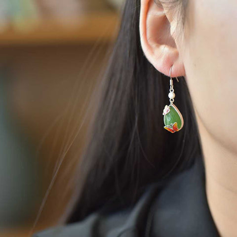 Anting Kupu-kupu Giok Hetian Bertahtakan Perak 17058#S925. Gioknya hangat dan halus, dan efek pemakaiannya memikat mata. Biaya kirim dan pajak sudah termasuk.