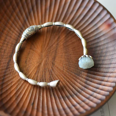 Gelang Biji Teratai Giok Hetian Bertahtakan Perak Sterling 925 2025-3#, gelang bergaya retro yang unik dan baru. Gioknya hangat dan halus, dan efek pemakaiannya memikat. Spesifikasi: 14*14 cm (termasuk ongkos kirim dan pajak).