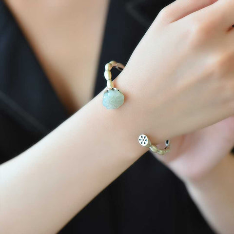 Gelang Biji Teratai Giok Hetian Bertahtakan Perak Sterling 925 2025-3#, gelang bergaya retro yang unik dan baru. Gioknya hangat dan halus, dan efek pemakaiannya memikat. Spesifikasi: 14*14 cm (termasuk ongkos kirim dan pajak).