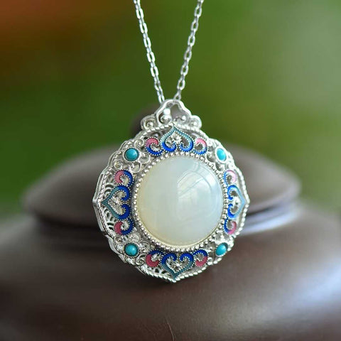 Liontin Kotak Sachet Berbentuk Hati Giok Hetian Bertahtakan Perak Sterling 6979#925, menampilkan desain ukiran kerawang yang unik, pengerjaan yang sangat indah, dan gaya klasik yang elegan. Biaya pengiriman dan pajak sudah termasuk.