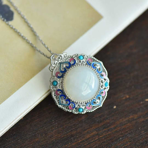 Liontin Kotak Sachet Berbentuk Hati Giok Hetian Bertahtakan Perak Sterling 6979#925, menampilkan desain ukiran kerawang yang unik, pengerjaan yang sangat indah, dan gaya klasik yang elegan. Biaya pengiriman dan pajak sudah termasuk.