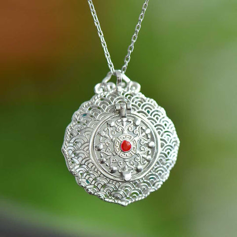 Liontin Kotak Sachet Berbentuk Hati Giok Hetian Bertahtakan Perak Sterling 6979#925, menampilkan desain ukiran kerawang yang unik, pengerjaan yang sangat indah, dan gaya klasik yang elegan. Biaya pengiriman dan pajak sudah termasuk.