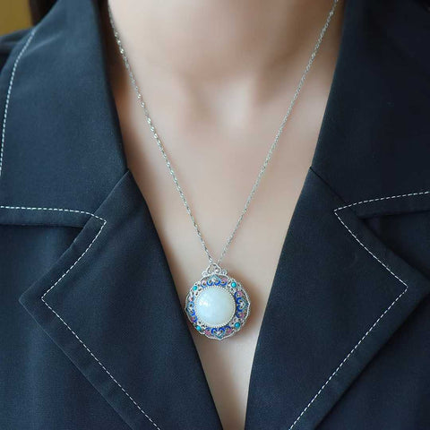 Liontin Kotak Sachet Berbentuk Hati Giok Hetian Bertahtakan Perak Sterling 6979#925, menampilkan desain ukiran kerawang yang unik, pengerjaan yang sangat indah, dan gaya klasik yang elegan. Biaya pengiriman dan pajak sudah termasuk.