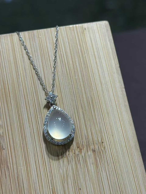 Giok Xiuyan dengan tatahan perak dan tatahan berbentuk tetesan air mata! Dimensi cabochon: 15mm x 10,5mm (termasuk ongkos kirim dan pajak).