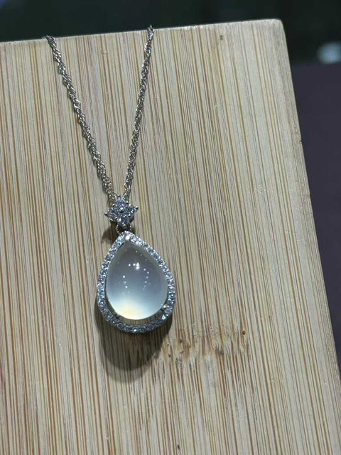 Giok Xiuyan dengan tatahan perak dan tatahan berbentuk tetesan air mata! Dimensi cabochon: 15mm x 10,5mm (termasuk ongkos kirim dan pajak).