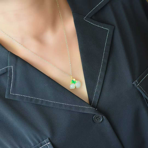 Liontin Labu Giok Hetian Bertahtakan Perak S925 6964-2#. Kata "labu" merupakan homofon untuk "keberuntungan dan kemakmuran", sehingga melambangkan umur panjang dan kesehatan yang baik serta umur panjang bagi keluarga. (Termasuk biaya kirim dan pajak)