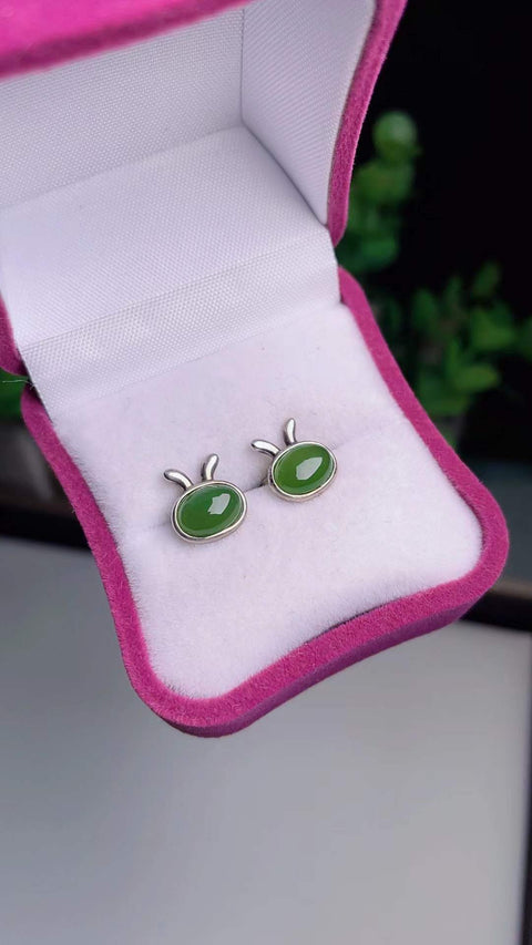 Anting giok nefrit alami, terbuat dari material tambang tua, dengan tekstur halus dan hangat, serta warna hijau cerah. Anting ini tampak sangat memukau saat dikenakan. Ukuran 5 x 7 sudah termasuk ongkos kirim dan pajak.