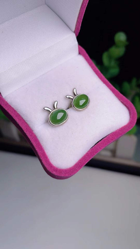 Anting giok nefrit alami, terbuat dari material tambang tua, dengan tekstur halus dan hangat, serta warna hijau cerah. Anting ini tampak sangat memukau saat dikenakan. Ukuran 5 x 7 sudah termasuk ongkos kirim dan pajak.