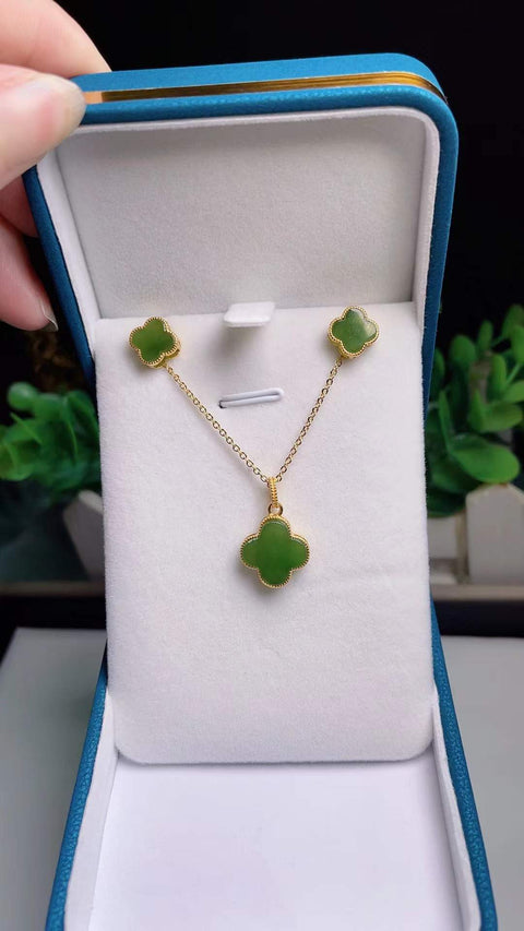 Set giok nephrite alami, material tambang tua, tekstur halus dan hangat, warna hijau zamrud, tampak memukau saat dikenakan. Ukuran: 1,3 x 1,3 mm, anting: 1,0 x 1,0 mm. Biaya pengiriman dan pajak sudah termasuk.