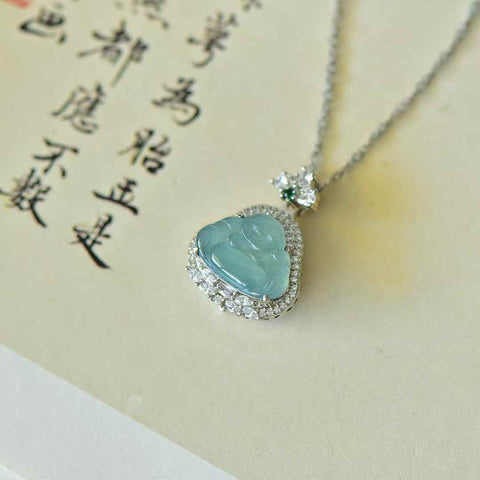 Liontin perak sterling 30018#925 ini, bertatahkan batu giok biru dan zirkon, menampilkan desain yang unik dan modis. Batu gioknya hangat dan halus, dan penampilannya yang mencolok memikat mata. Dimensi batu giok: (12*16)