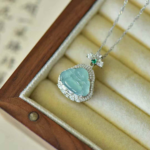 Liontin perak sterling 30018#925 ini, bertatahkan batu giok biru dan zirkon, menampilkan desain yang unik dan modis. Batu gioknya hangat dan halus, dan penampilannya yang mencolok memikat mata. Dimensi batu giok: (12*16)