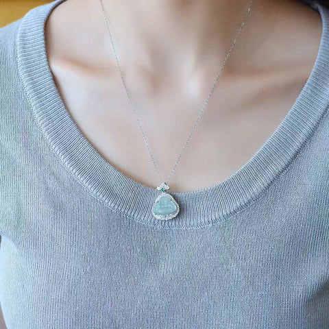 Liontin perak sterling 30018#925 ini, bertatahkan batu giok biru dan zirkon, menampilkan desain yang unik dan modis. Batu gioknya hangat dan halus, dan penampilannya yang mencolok memikat mata. Dimensi batu giok: (12*16)