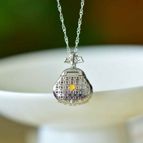 Liontin perak sterling 30018#925 ini, bertatahkan batu giok biru dan zirkon, menampilkan desain yang unik dan modis. Batu gioknya hangat dan halus, dan penampilannya yang mencolok memikat mata. Dimensi batu giok: (12*16)