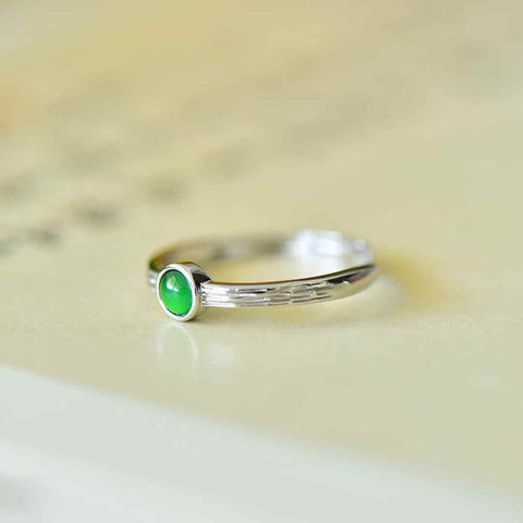Cincin perak sterling 31008#925 dengan desain cabochon sederhana bertatahkan jadeite. Desainnya unik dan modis, jadeite-nya hangat dan lembut, dan efek keseluruhannya memikat. Dimensi jadeite: (4*4). Biaya pengiriman dan pajak sudah termasuk.