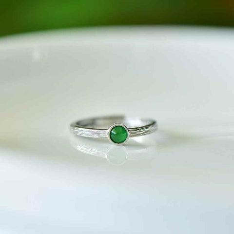 Cincin perak sterling 31008#925 dengan desain cabochon sederhana bertatahkan jadeite. Desainnya unik dan modis, jadeite-nya hangat dan lembut, dan efek keseluruhannya memikat. Dimensi jadeite: (4*4). Biaya pengiriman dan pajak sudah termasuk.