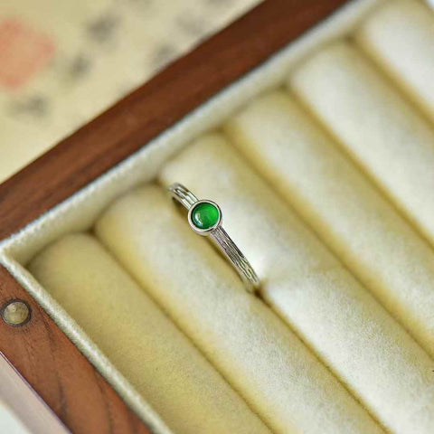 Cincin perak sterling 31008#925 dengan desain cabochon sederhana bertatahkan jadeite. Desainnya unik dan modis, jadeite-nya hangat dan lembut, dan efek keseluruhannya memikat. Dimensi jadeite: (4*4). Biaya pengiriman dan pajak sudah termasuk.
