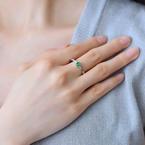 Cincin perak sterling 31008#925 dengan desain cabochon sederhana bertatahkan jadeite. Desainnya unik dan modis, jadeite-nya hangat dan lembut, dan efek keseluruhannya memikat. Dimensi jadeite: (4*4). Biaya pengiriman dan pajak sudah termasuk.
